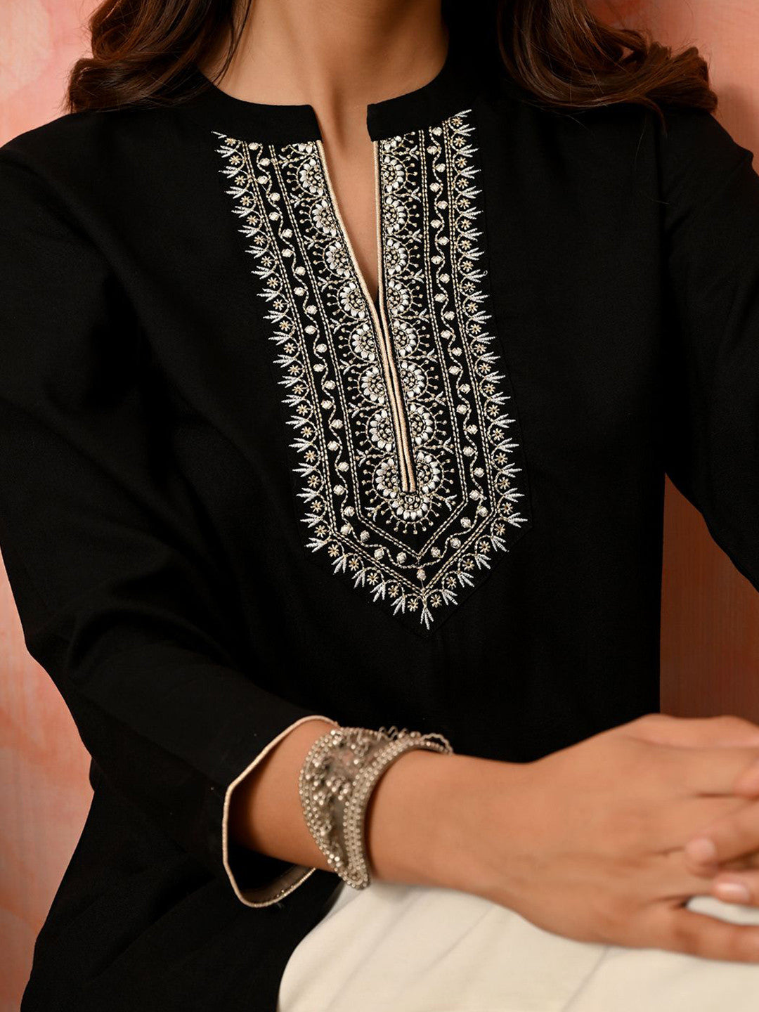 Women Embroidered Mandarin Collar Tunic
