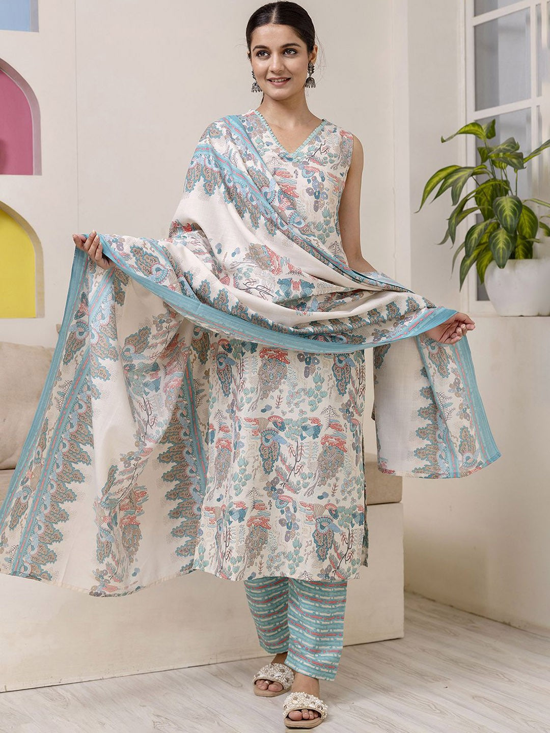 Women Floral Printed Regular Kurta with Trousers & With Dupatta