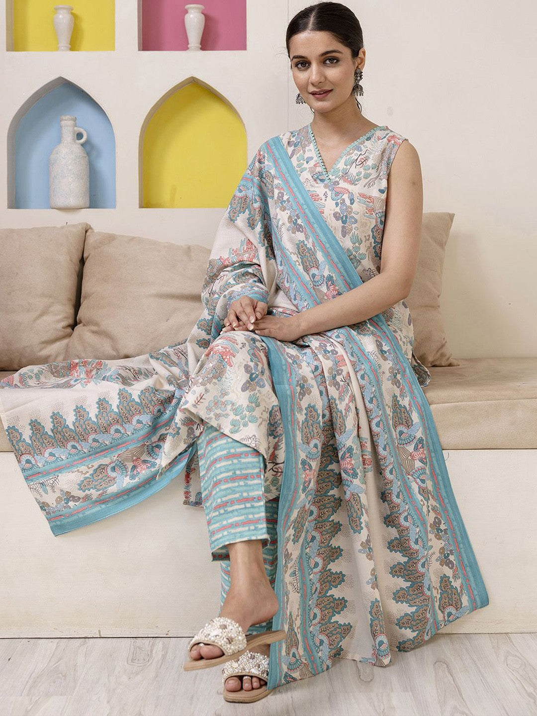 Women Floral Printed Regular Kurta with Trousers & With Dupatta