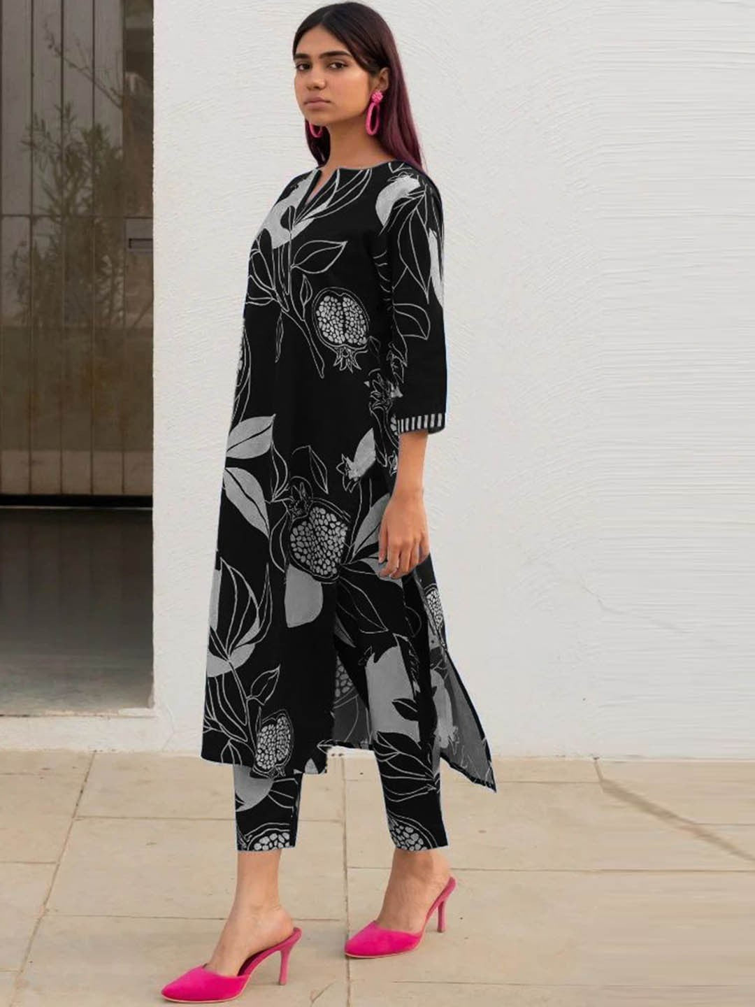 Women Floral Printed Regular Kurta with Trousers