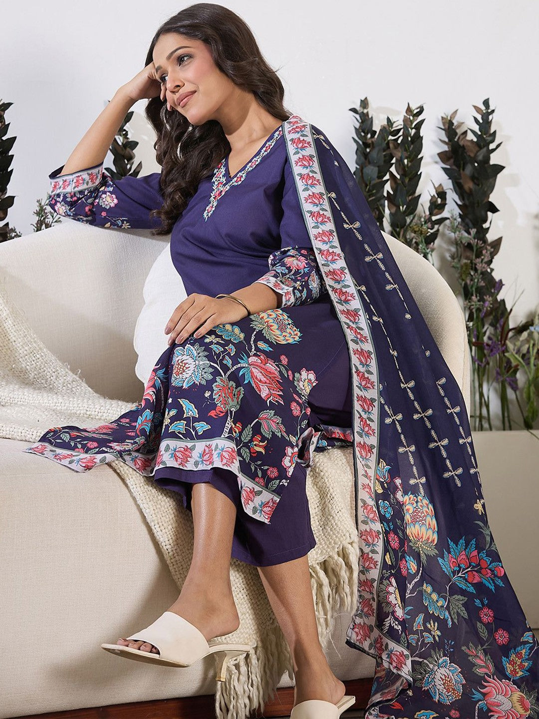 Women Floral Printed Regular Thread Work Kurta with Trousers & With Dupatta