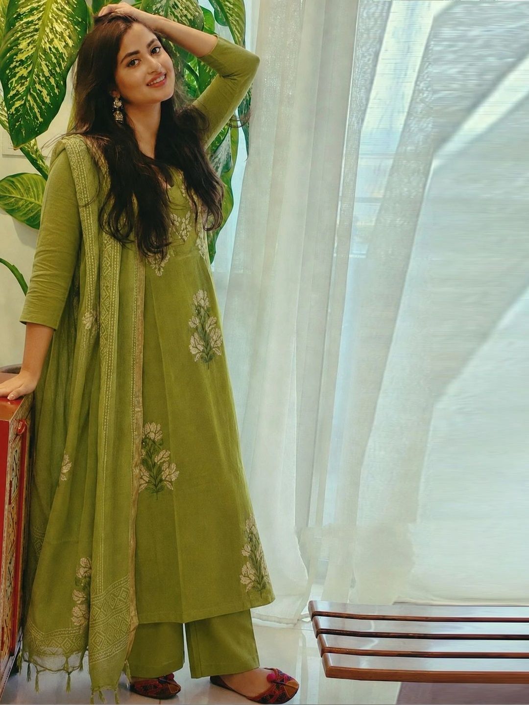 Women Floral Embroidered Regular Thread Work Kurta with Palazzos & With Dupatta