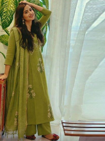 Women Floral Embroidered Regular Thread Work Kurta with Palazzos & With Dupatta
