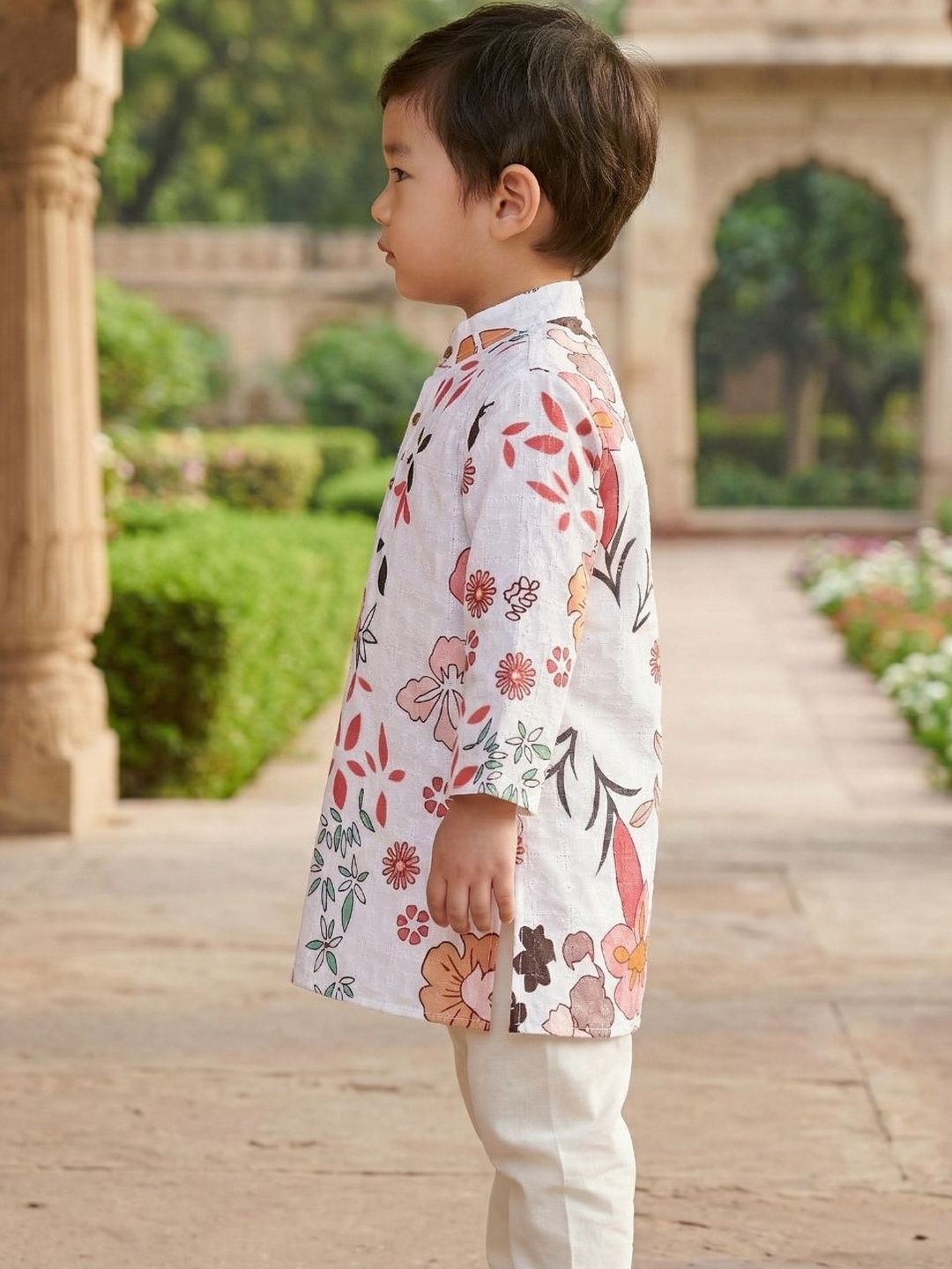 Boys Ethnic Motifs Embroidered Regular Chikankari Pure Cotton Kurta with Pyjamas