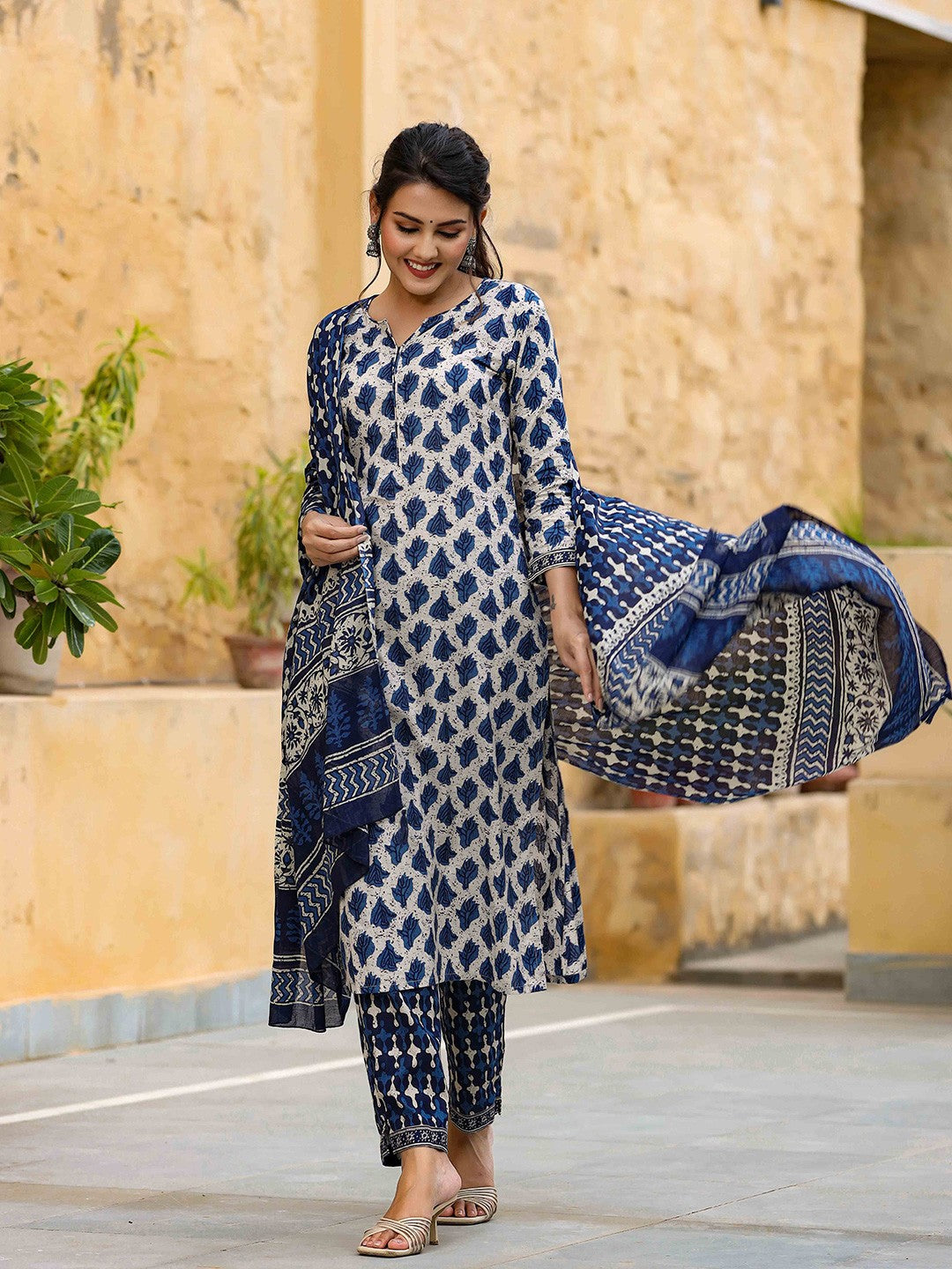 Ethnic Motifs Printed Straight Kurta with Trousers & Dupatta