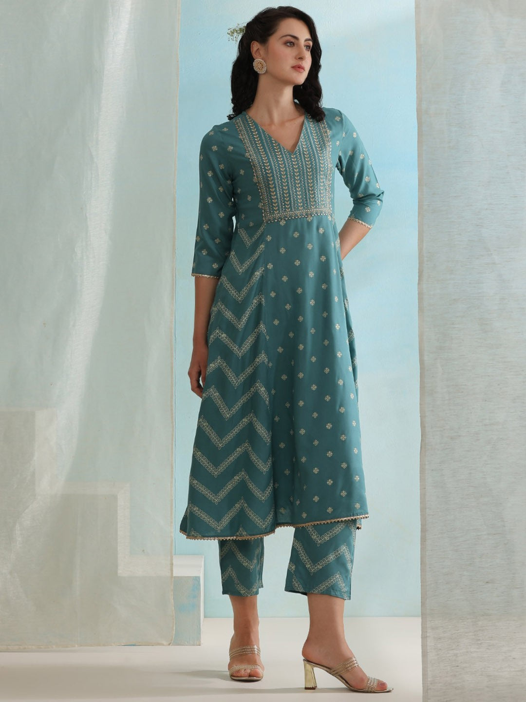 Ethnic Motifs Embroidered V-Neck Three-Quarter Sleeves Sequinned Kurta Set