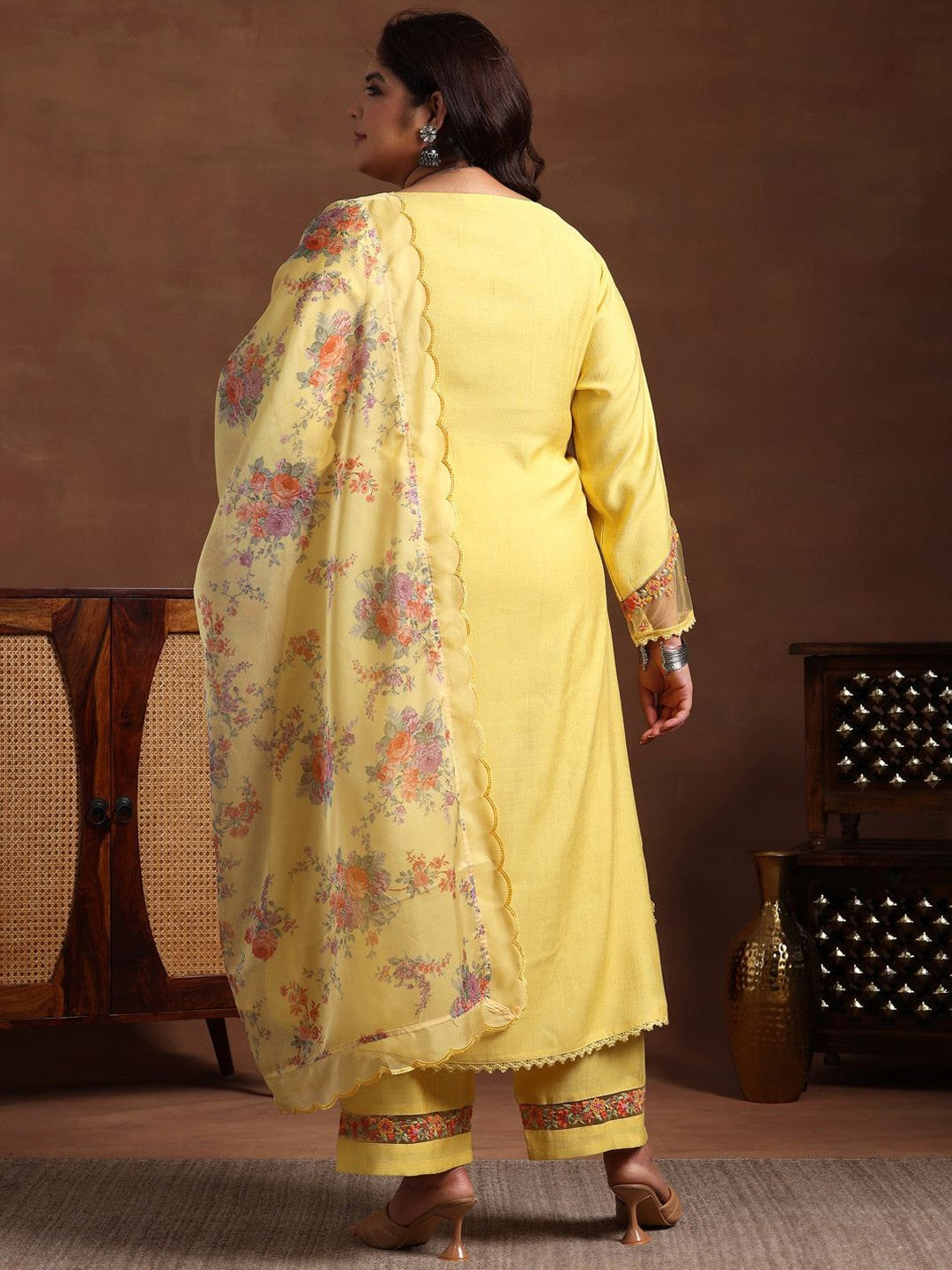 Plus Size Ethnic Motifs Thread Work Kurta & Trousers & Dupatta