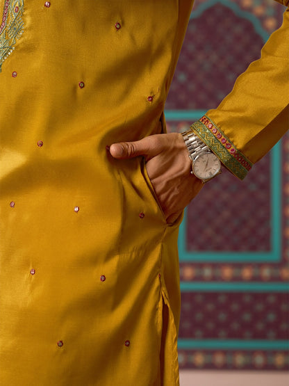Men Ethnic Motifs Embroidered Regular Thread Work Kurta with Trousers