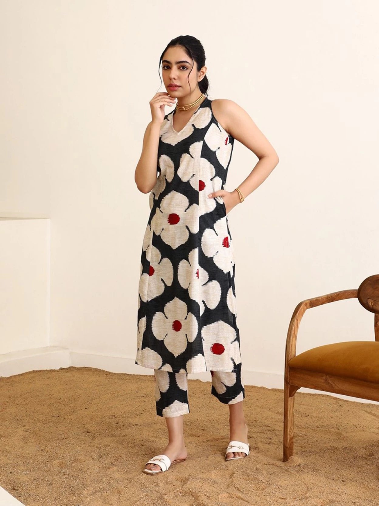 Women Sleeveless Floral Cotton Blend Kurta Pant Set