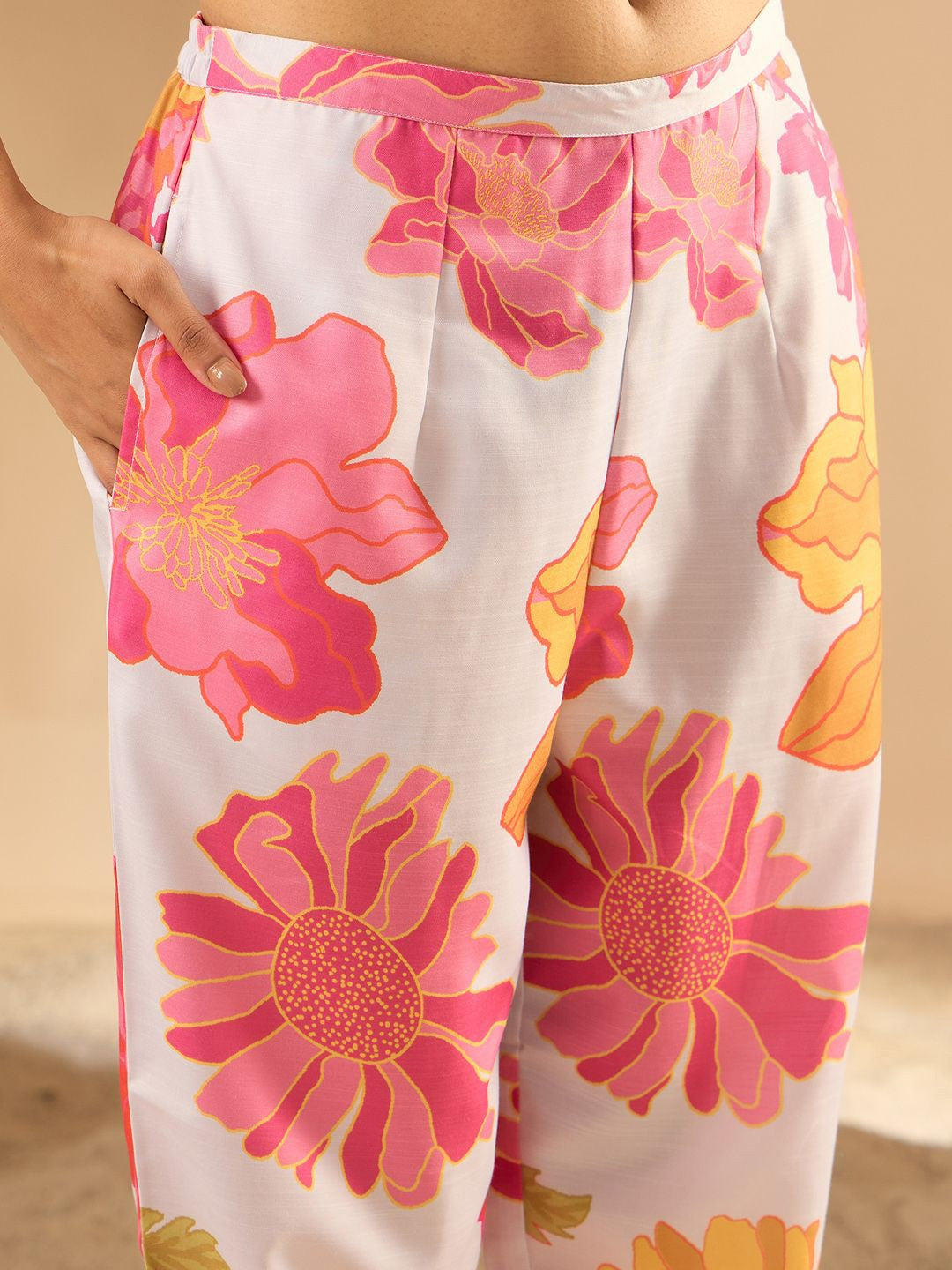 Women Floral Printed Regular Kurta with Trousers