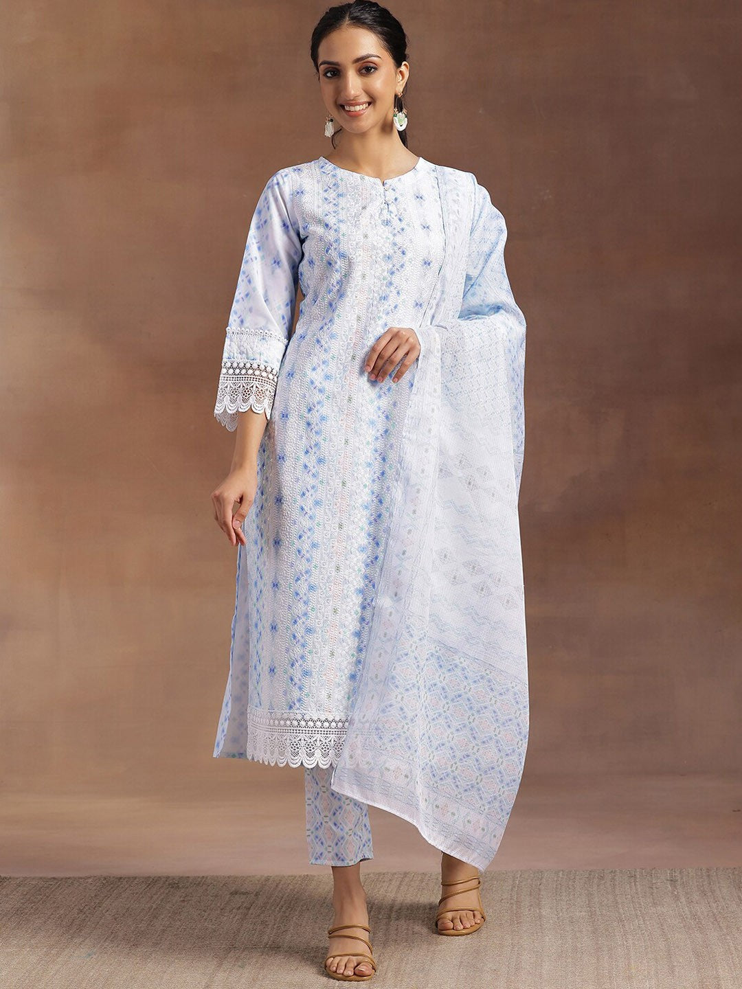 Floral Embroidered Regular Thread Work Kurta with Trousers & With Dupatta