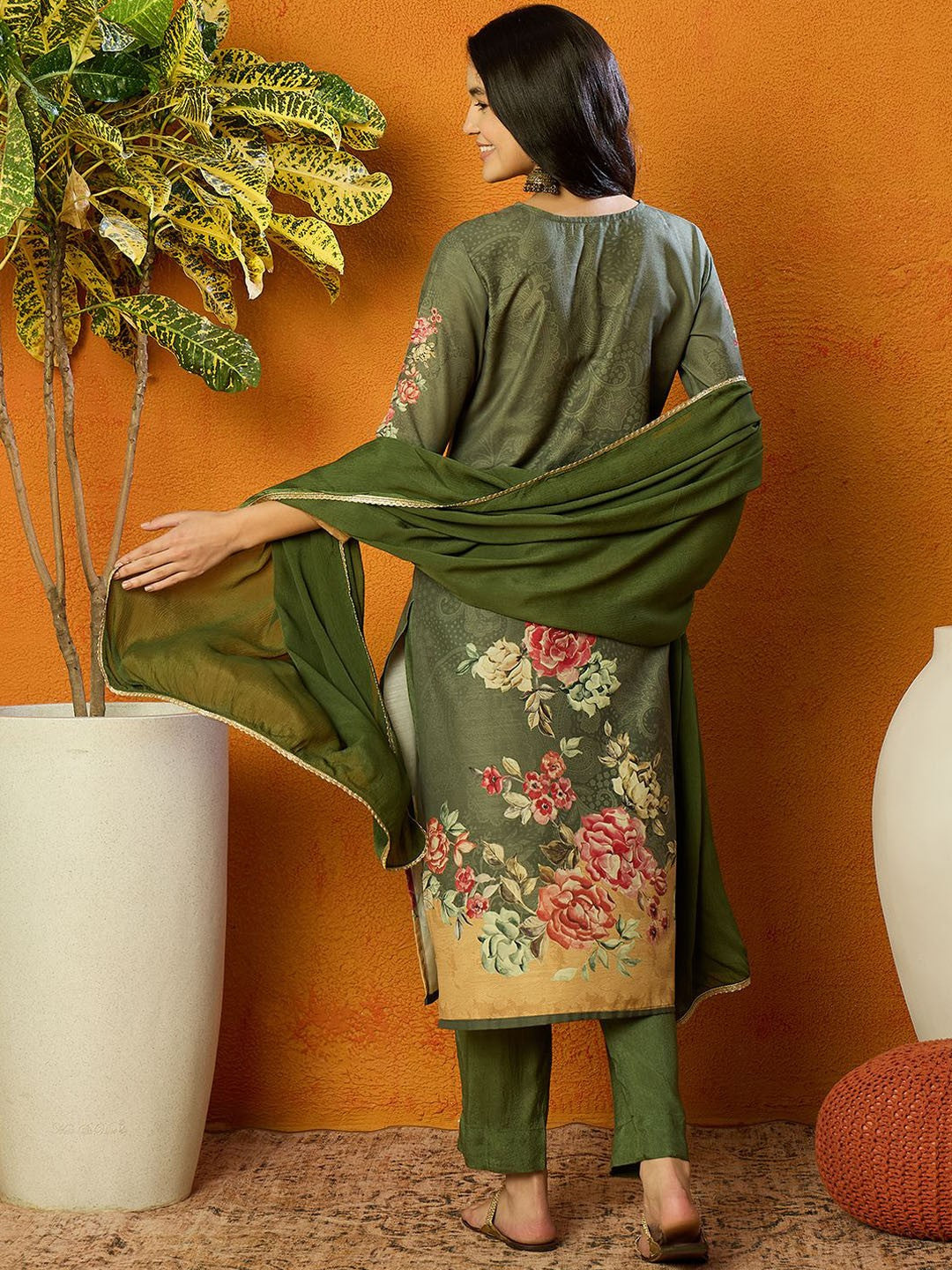 Women Floral Printed Regular Kurta with Trousers & With Dupatta