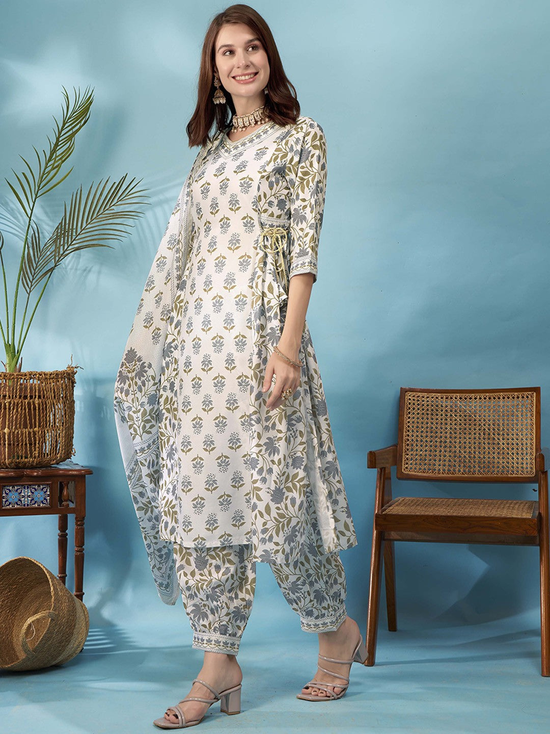 Women Floral Printed Regular Kurta with Trousers & With Dupatta