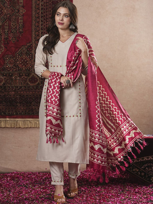 Floral Embroidered Thread Work V-Neck Straight Kurta With Trouser & Dupatta