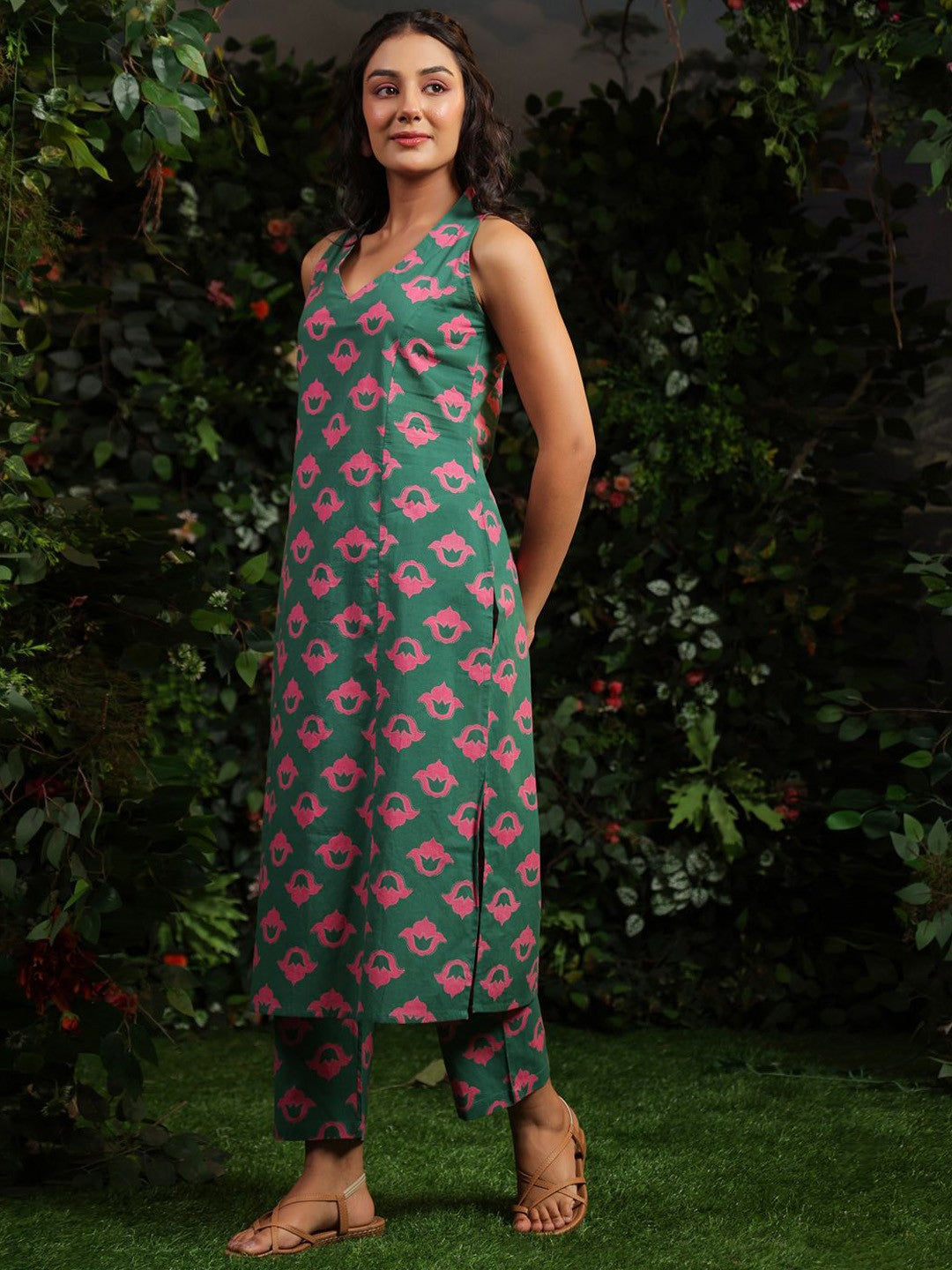 Floral Printed V-Neck Straight Pure Cotton Kurta With Trousers