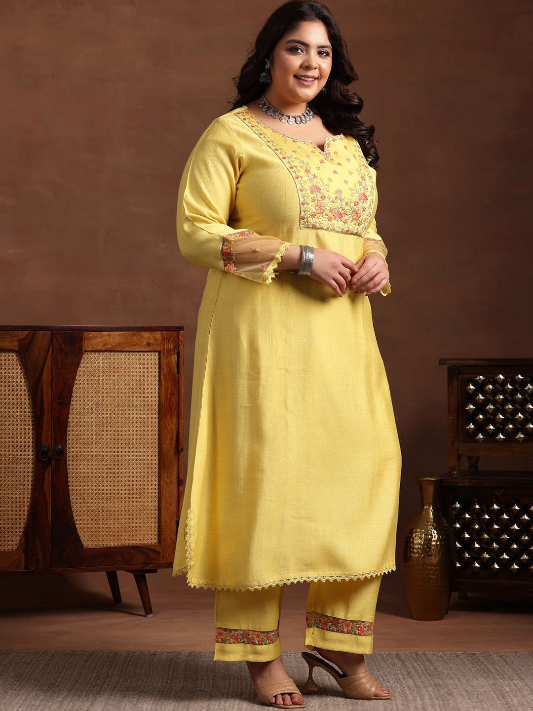 Plus Size Ethnic Motifs Thread Work Kurta & Trousers & Dupatta