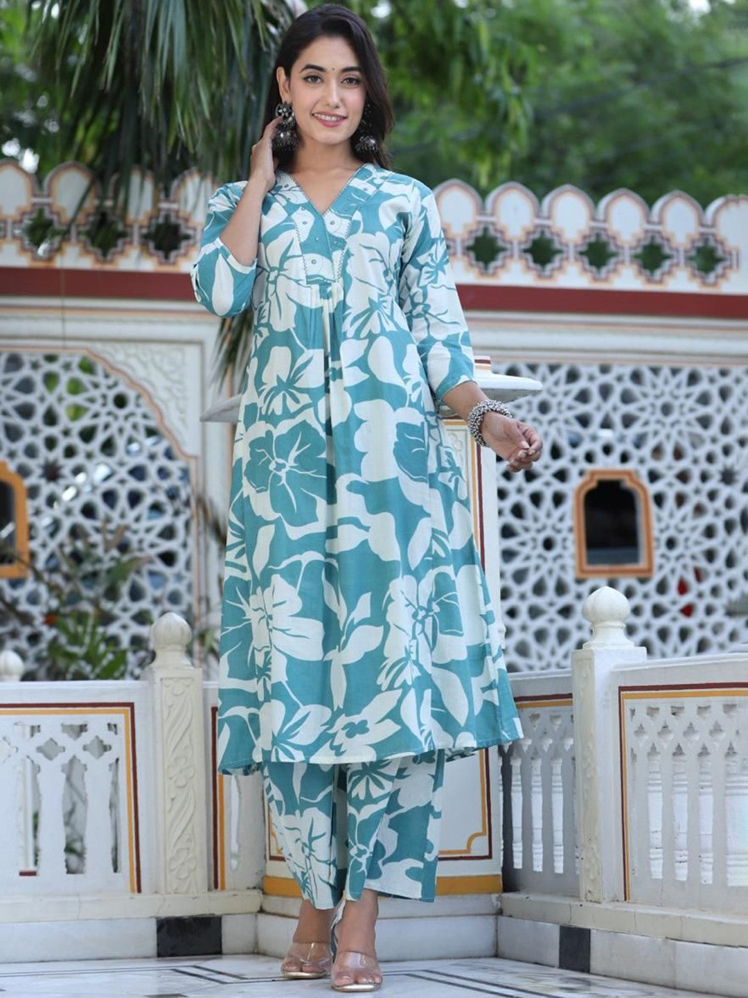 Women Floral Printed Regular Kurta with Trousers