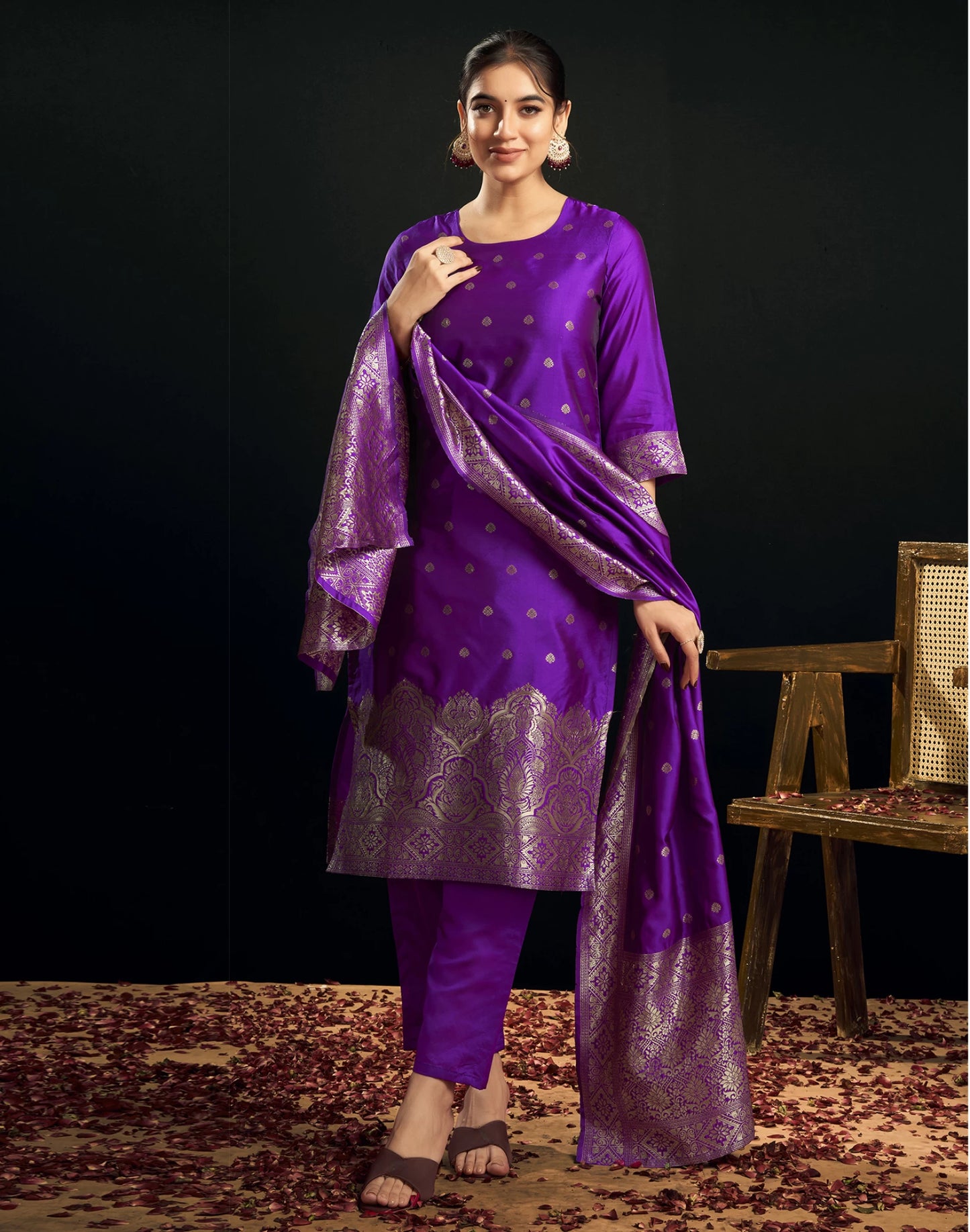 Women Silk Blend, Jacquard Kurta Pant Dupatta Set