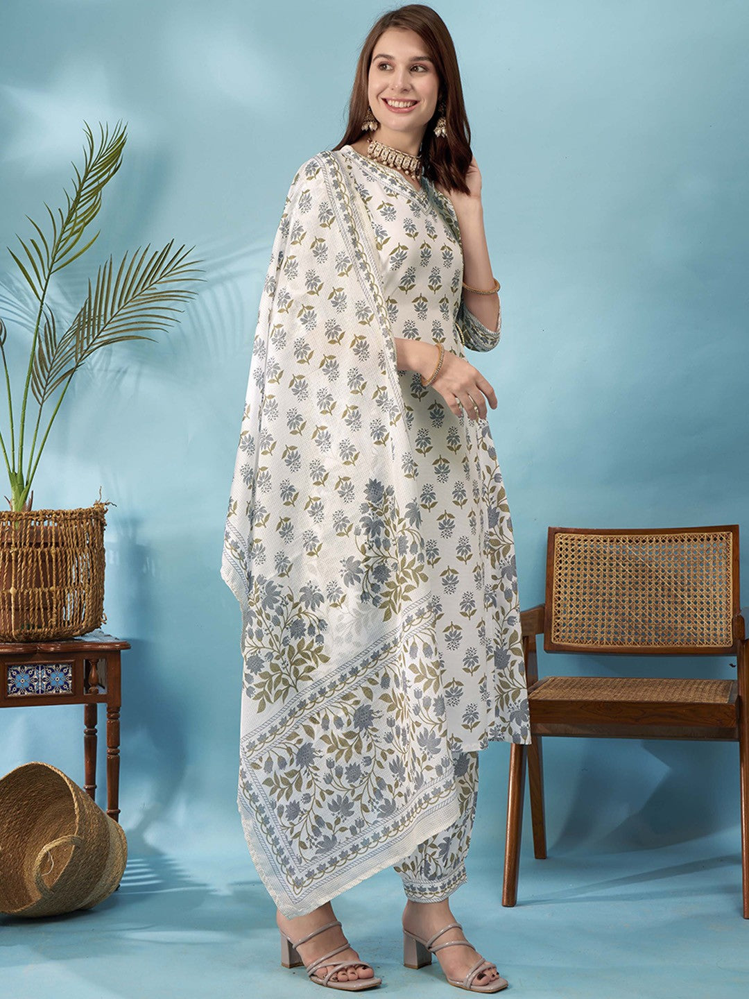 Women Floral Printed Regular Kurta with Trousers & With Dupatta