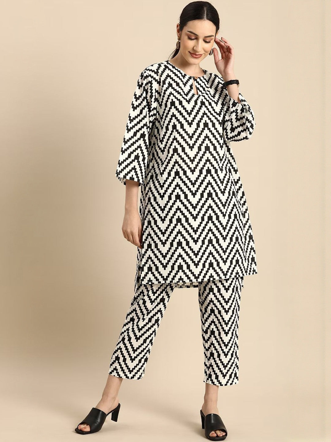 Women Printed Regular Kurta with Trousers