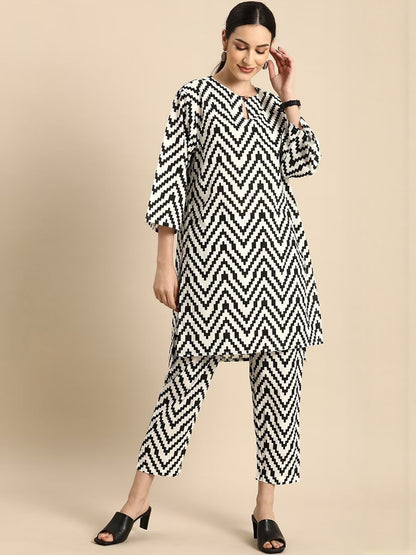 Women Printed Regular Kurta with Trousers