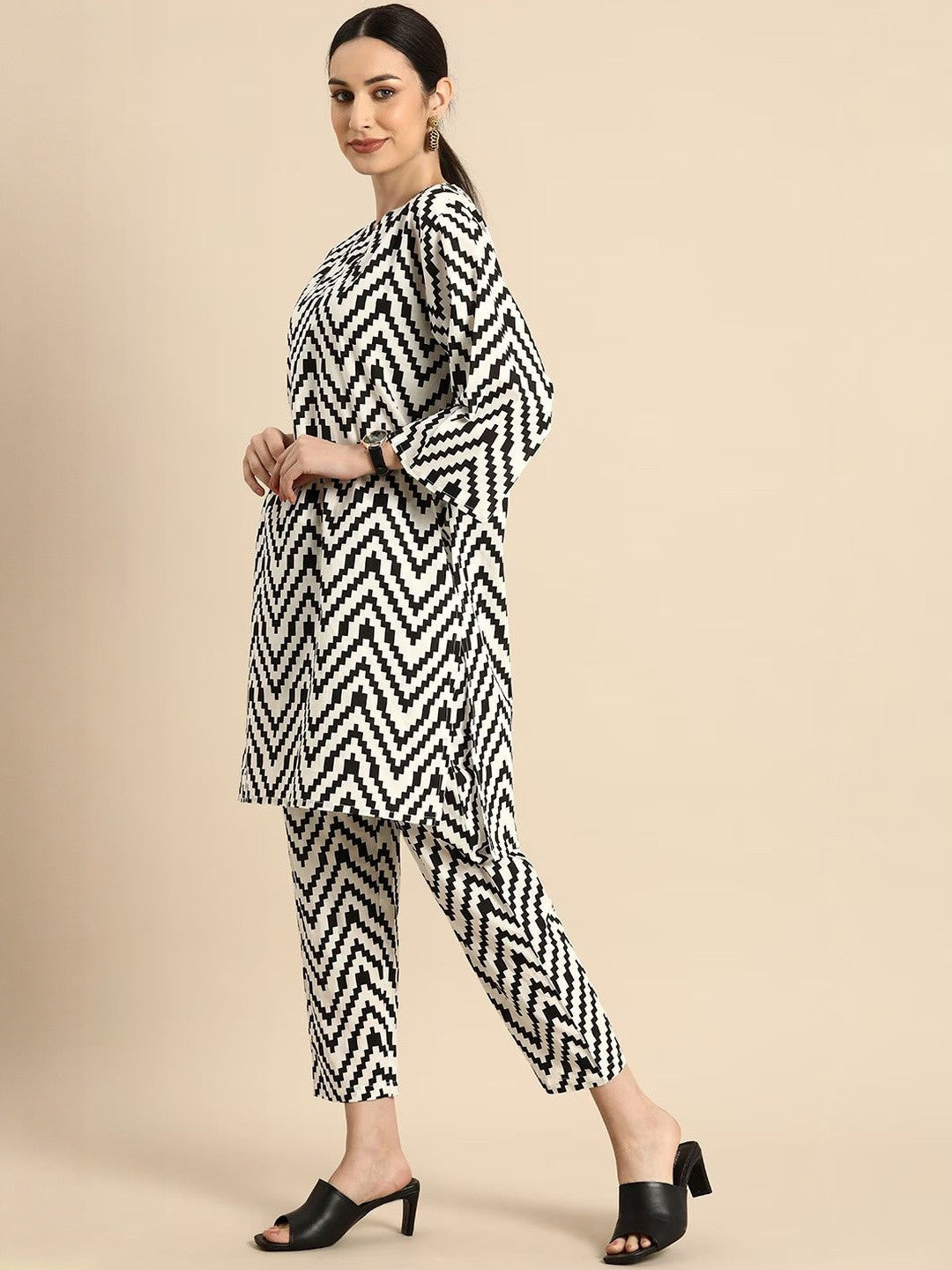 Women Printed Regular Kurta with Trousers