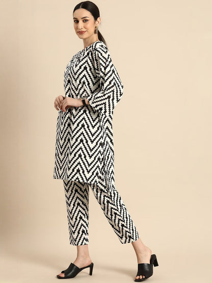 Women Printed Regular Kurta with Trousers