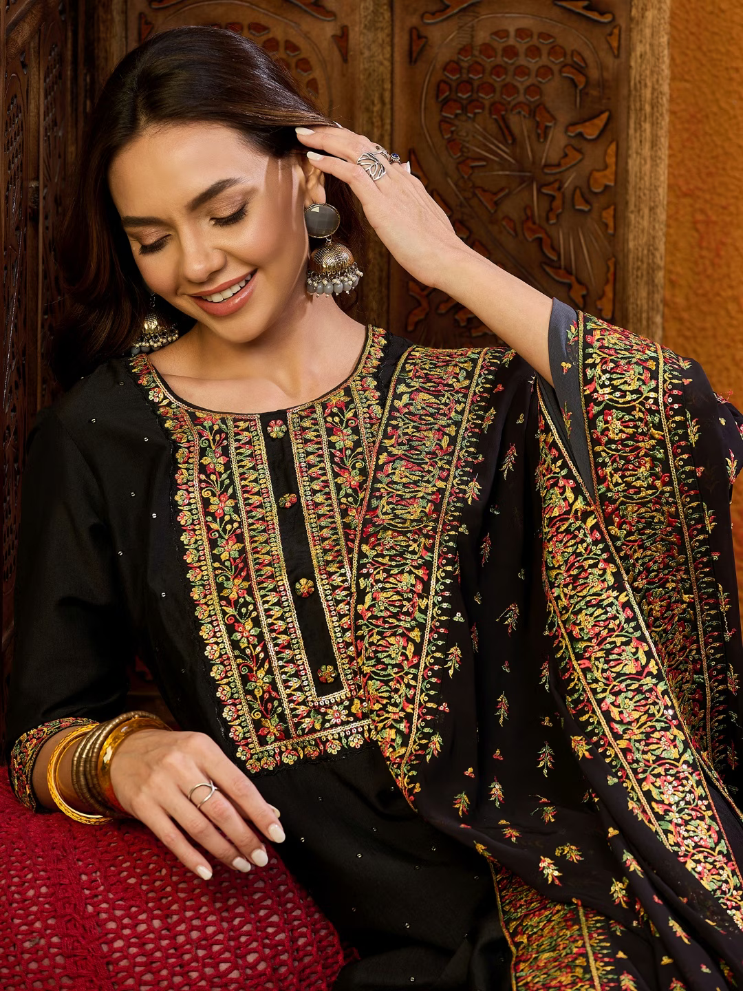 Floral Embroidered Regular Thread Work Kurta With Trousers & Dupatta