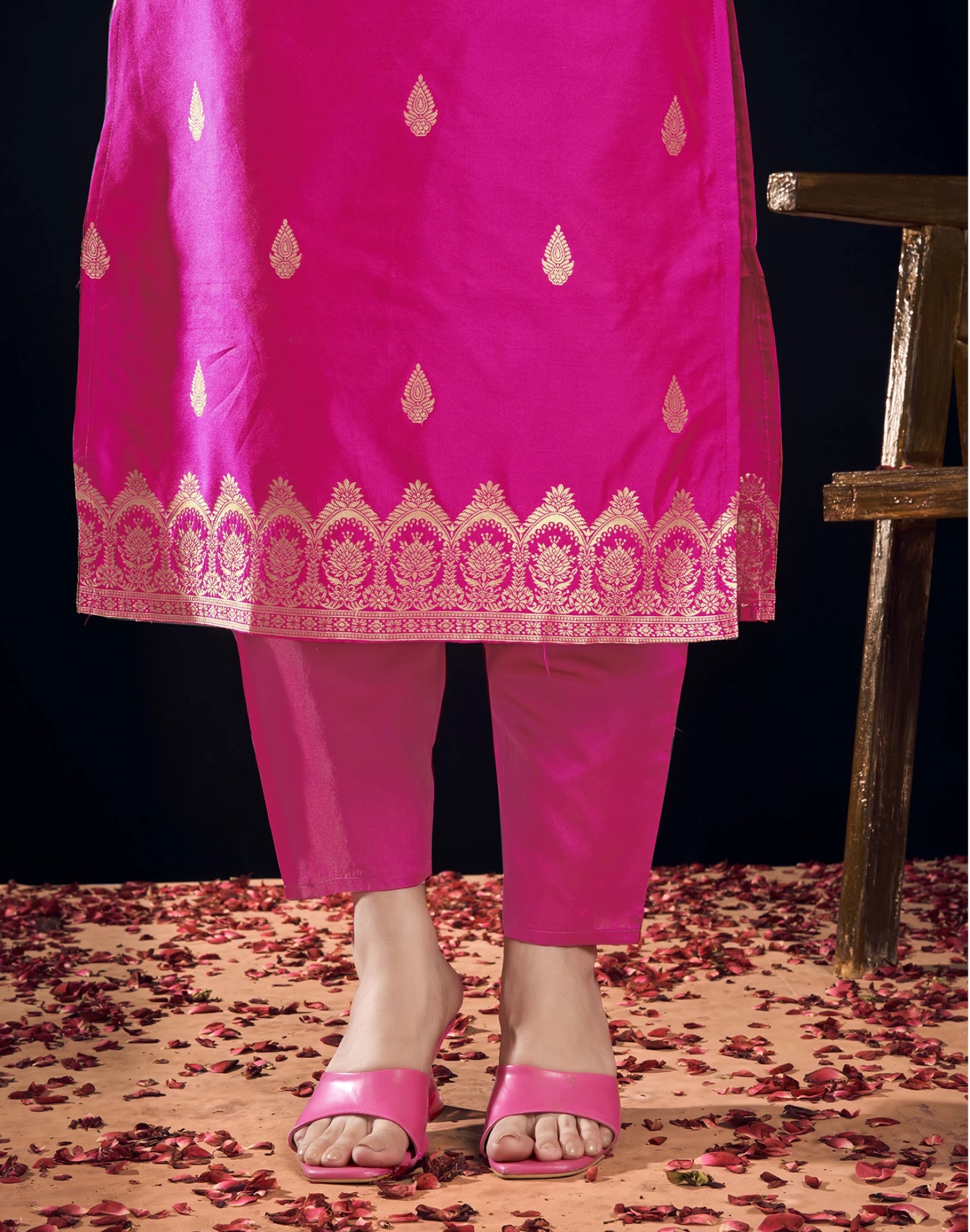 Women Silk Blend, Jacquard Kurta Pant Dupatta Set