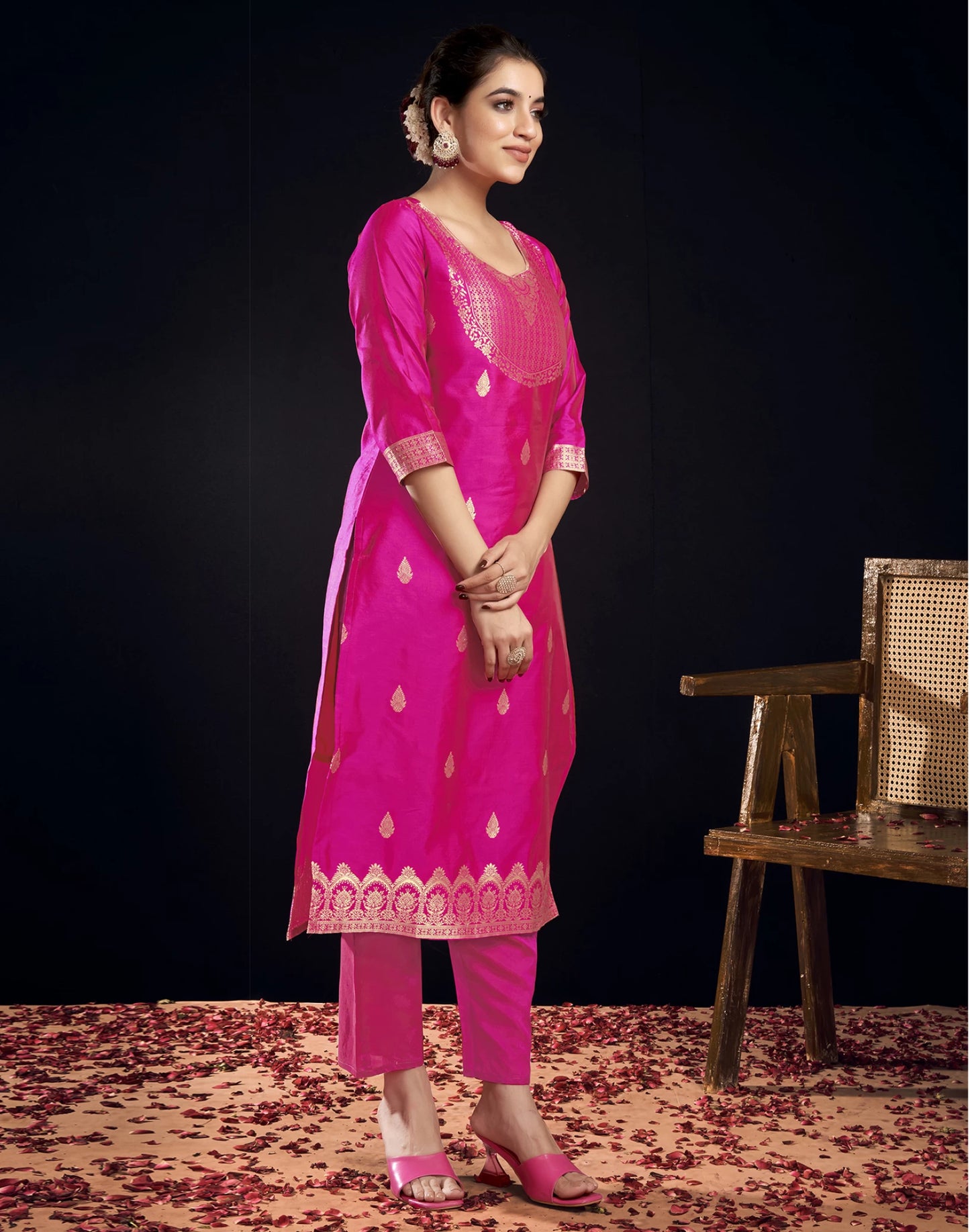 Women Silk Blend, Jacquard Kurta Pant Dupatta Set