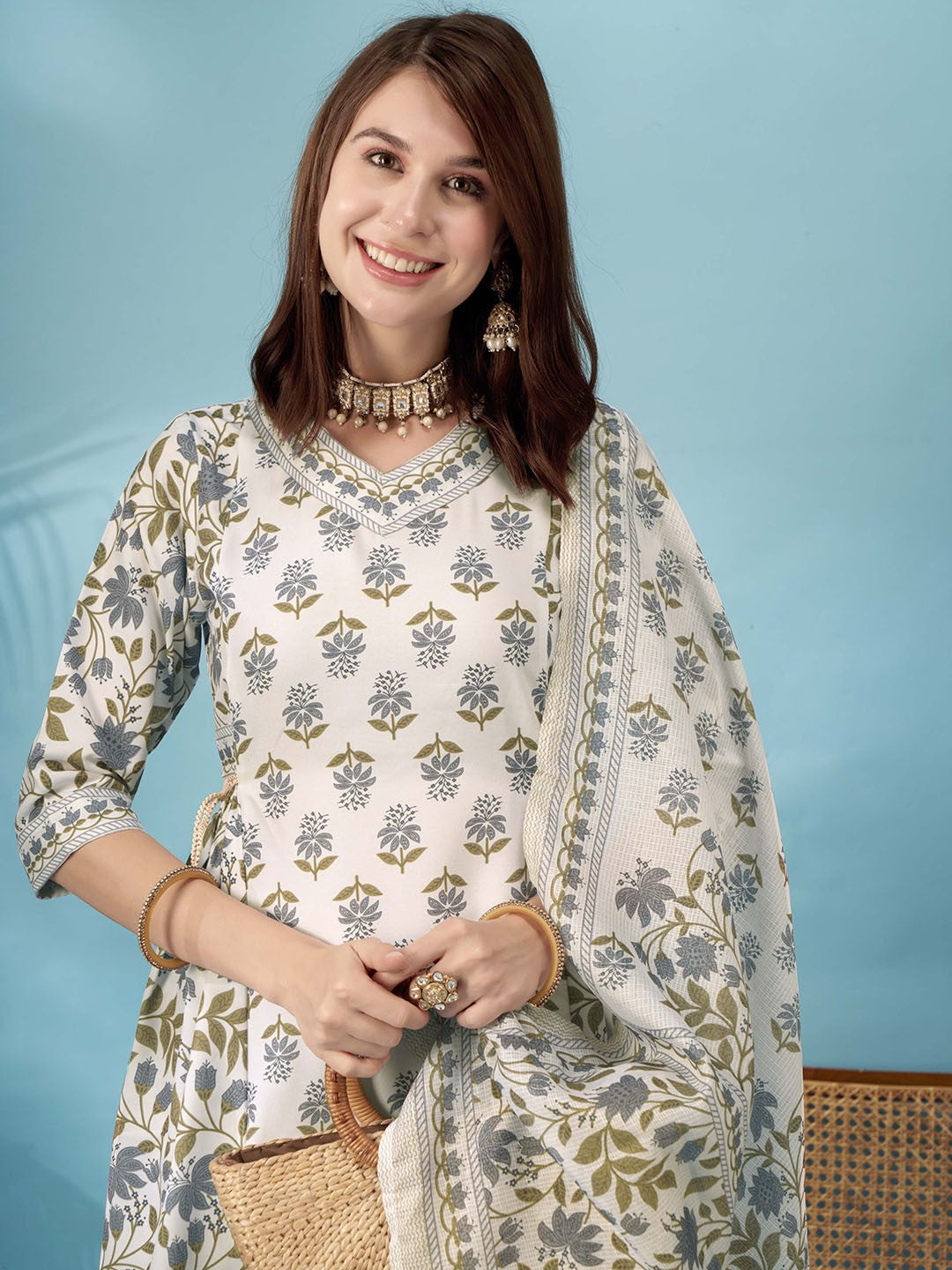 Women Floral Printed Regular Kurta with Trousers & With Dupatta