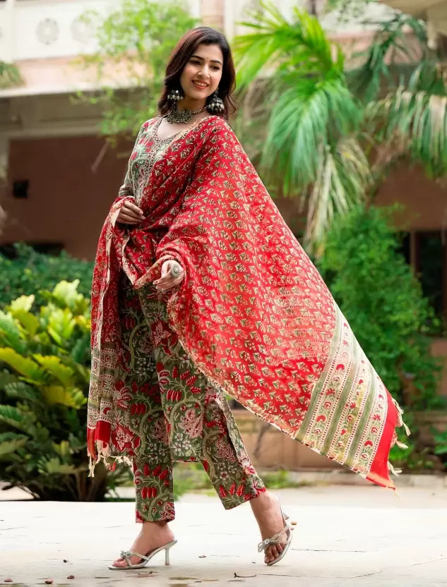 Women Green & Red Viscose Rayon Kurta Pant Dupatta Set