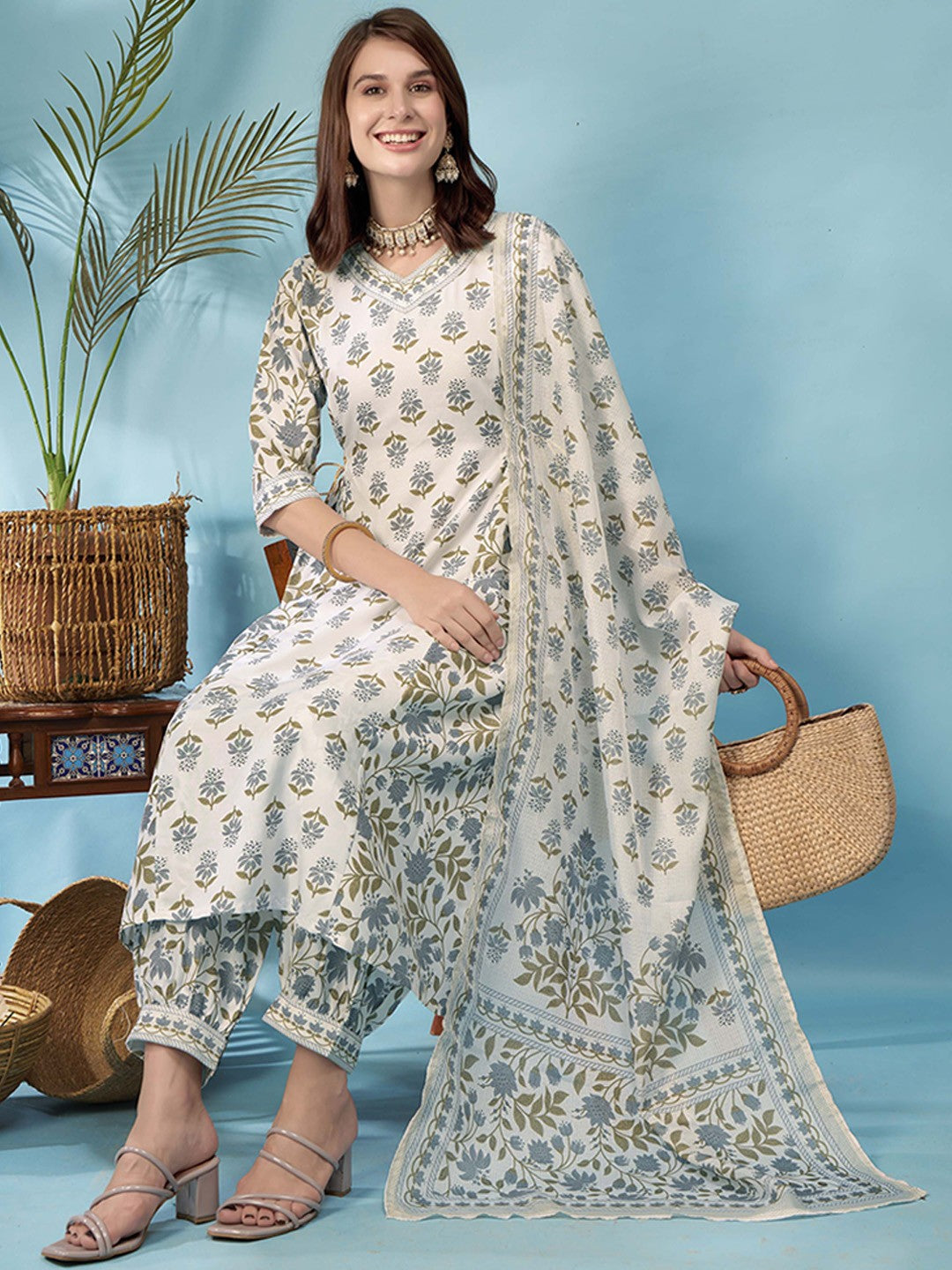 Women Floral Printed Regular Kurta with Trousers & With Dupatta