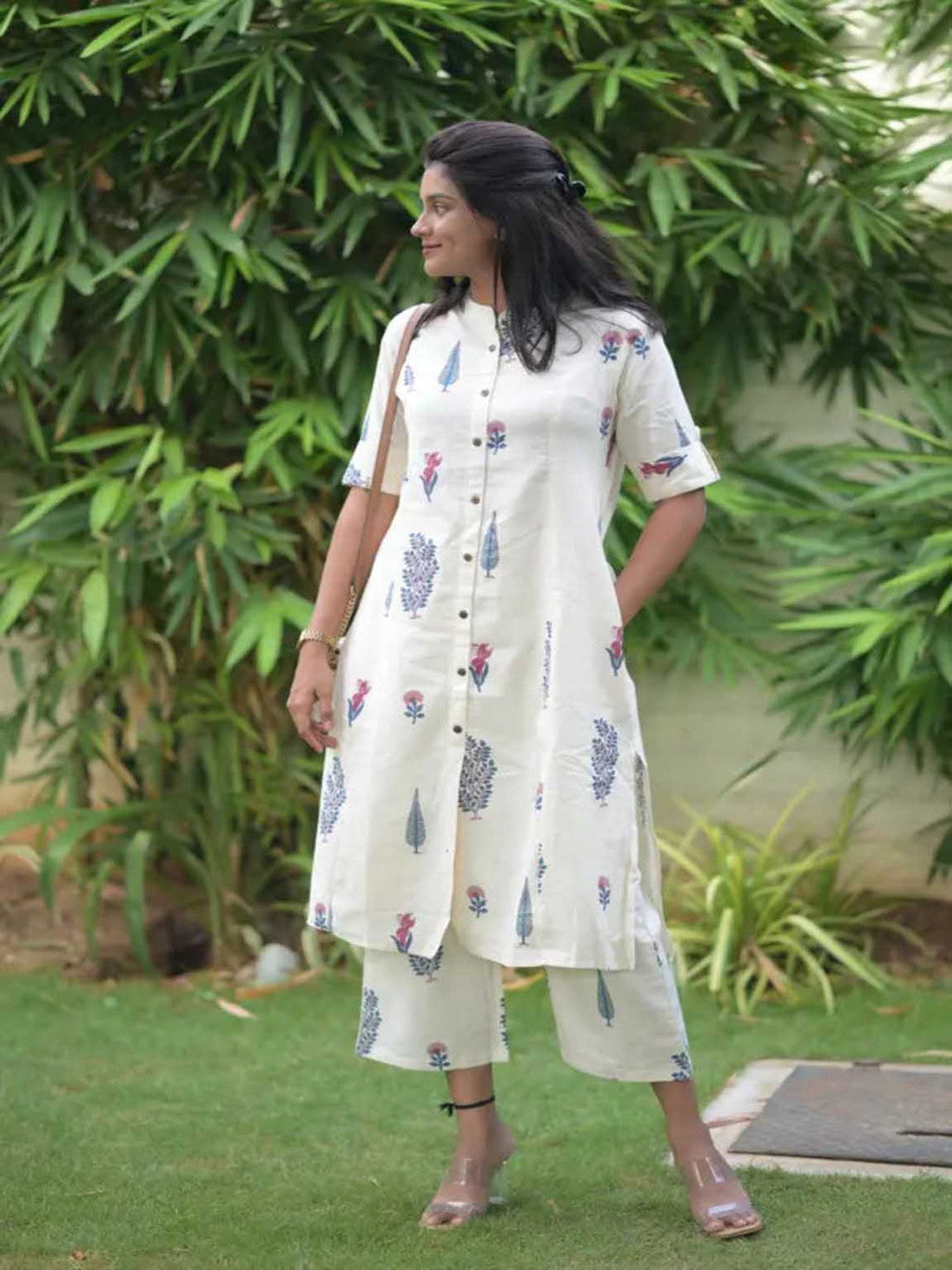 Women Floral Printed Straight Kurta With Trousers
