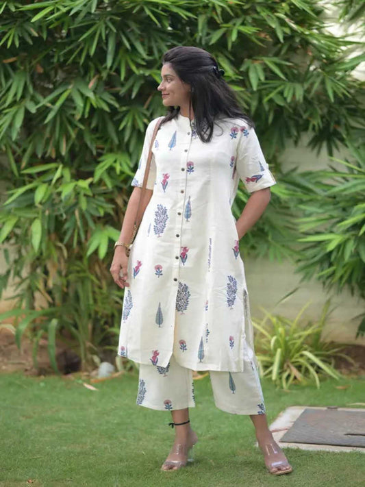 Women Floral Printed Straight Kurta With Trousers