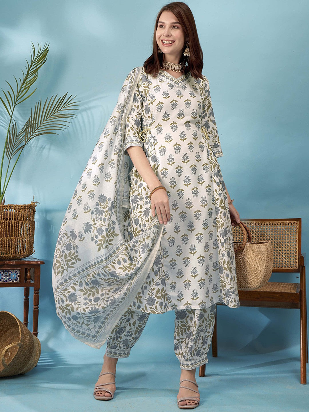 Women Floral Printed Regular Kurta with Trousers & With Dupatta