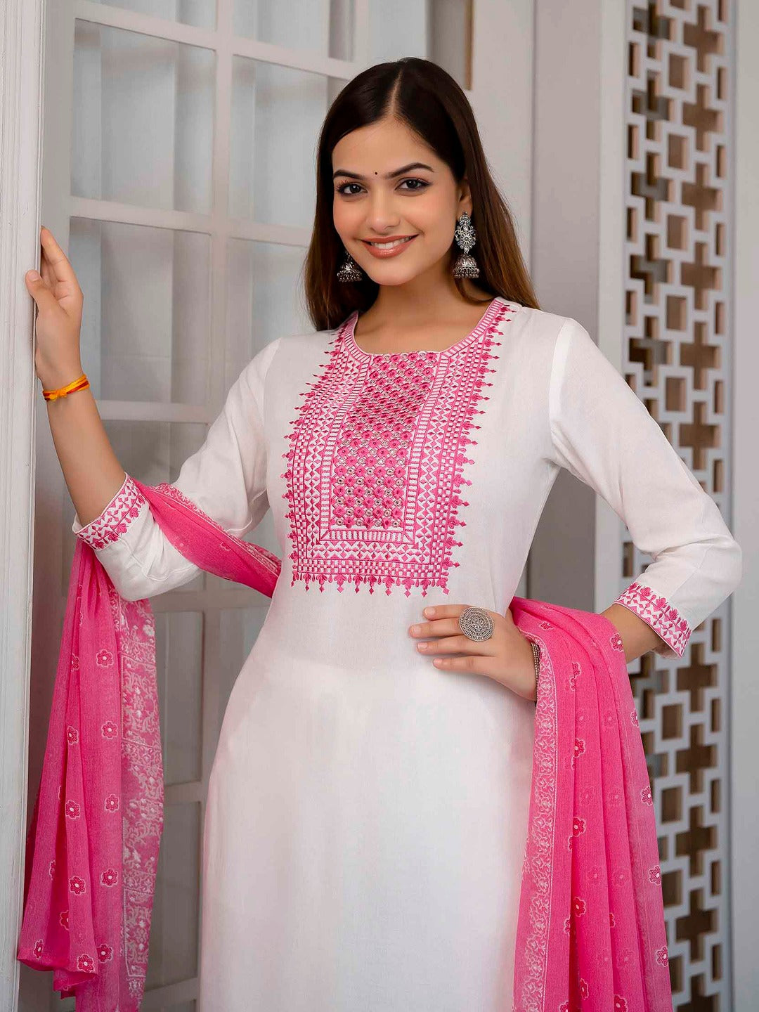 White Ethnic Motifs Embroidered Regular Thread Work Kurta with Salwar & With Dupatta