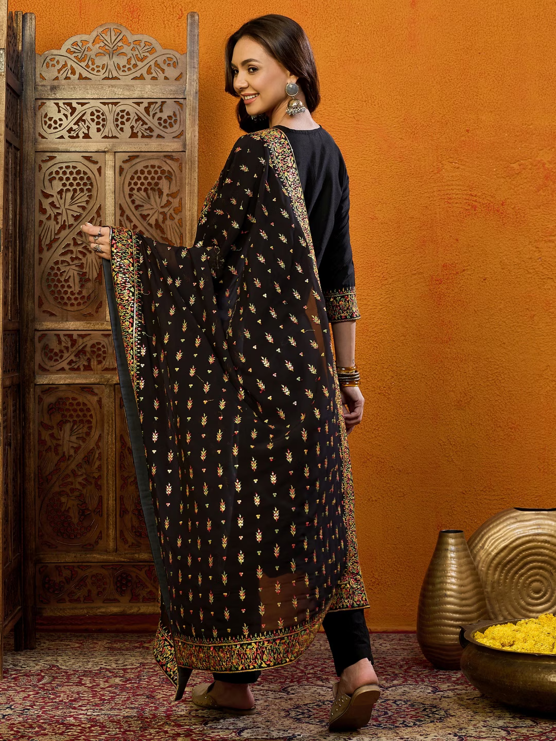 Floral Embroidered Regular Thread Work Kurta With Trousers & Dupatta