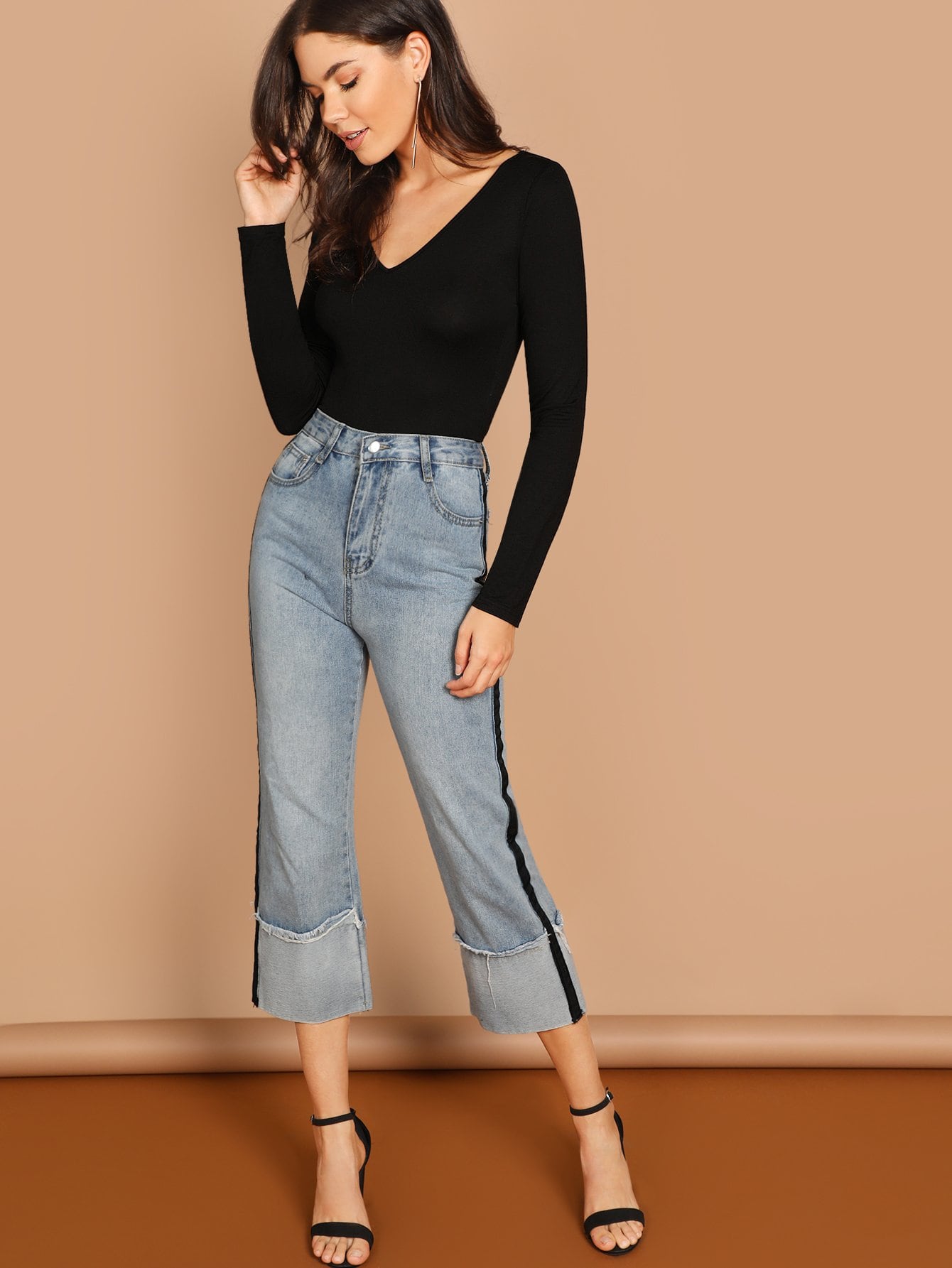 V-neck Form Fitted Crop Tee