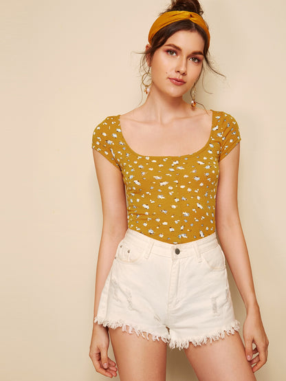 Ditsy Floral Scoop Neck Fitted Tee