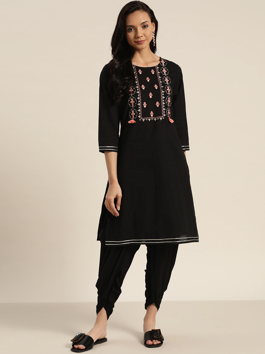 Women Black & Peach-Coloured Kurta Set With Embroidery