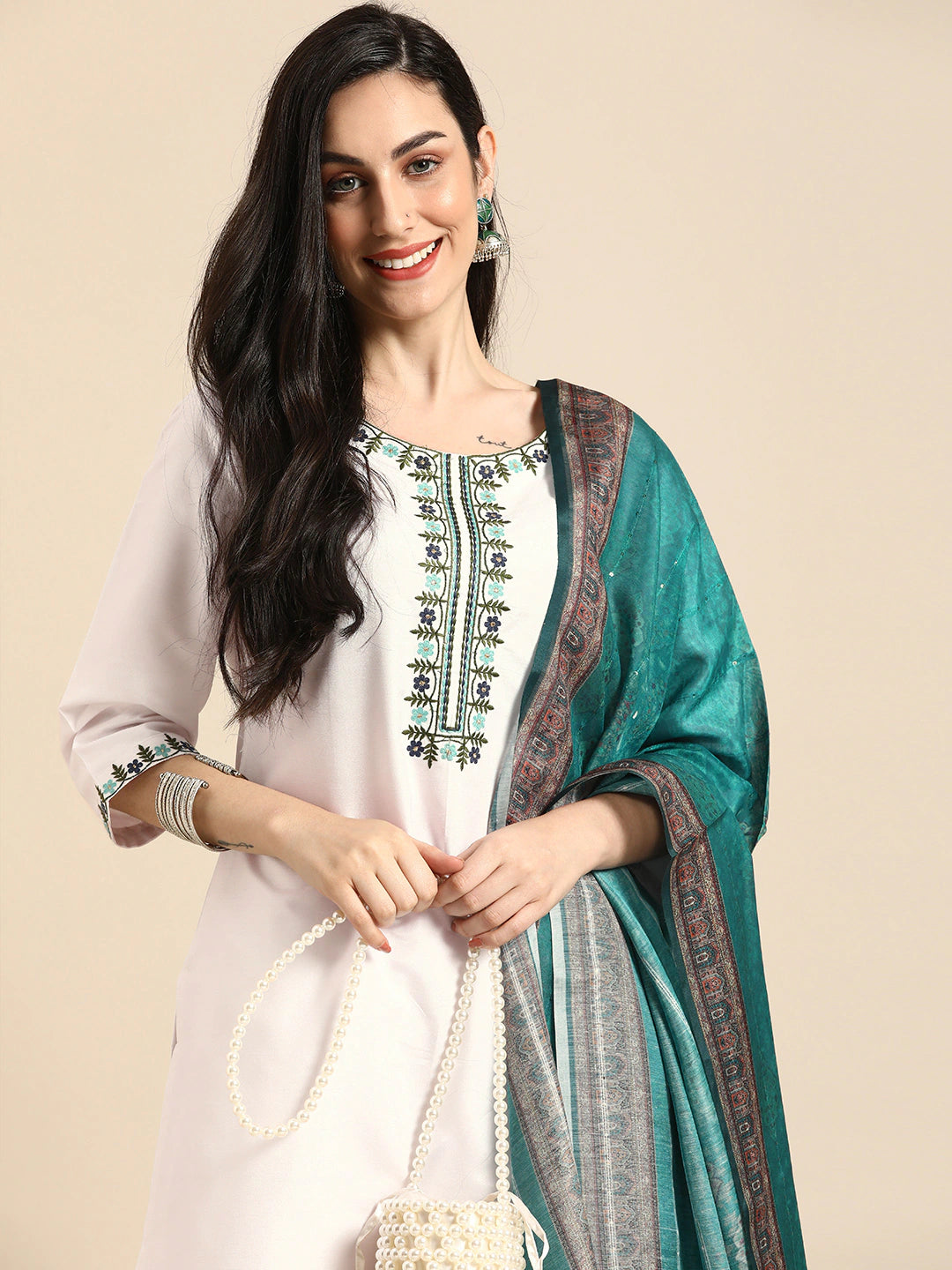 Women White & Blue Floral Embroidered Kurta Set