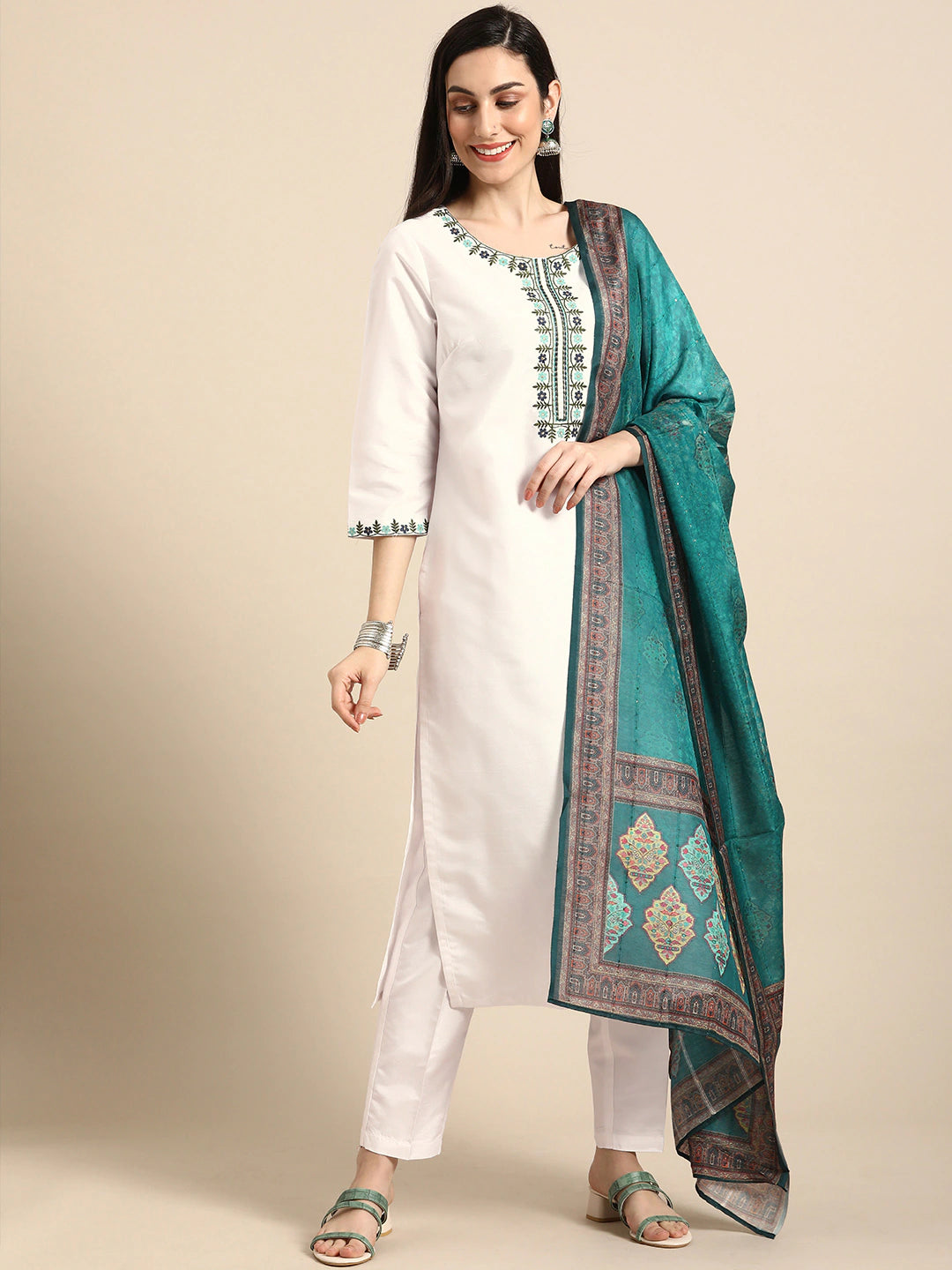 Women White & Blue Floral Embroidered Kurta Set